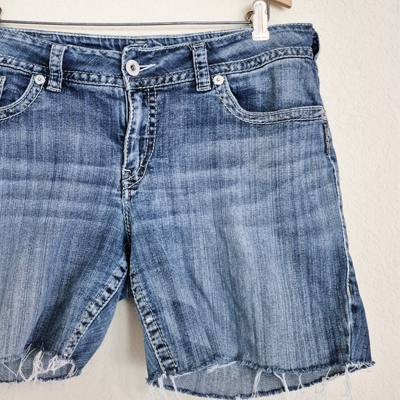 Silver Suki cutoff denim shorts with stretch - Picture 3 of 10